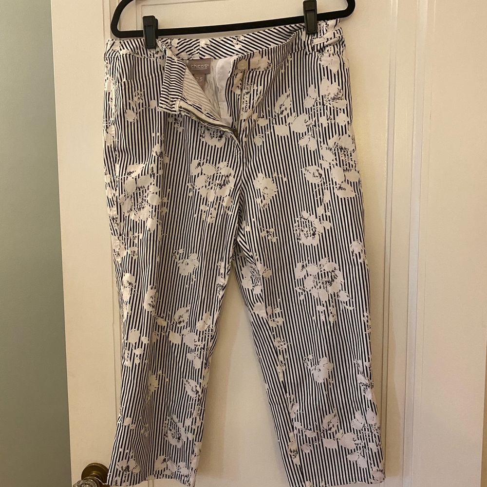 Chico brand black and white patterned Capri pants. Size 2.5